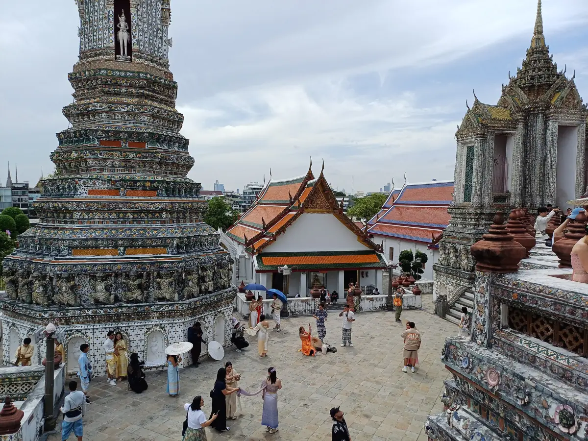 Visitors in the courtyard between the prangs
