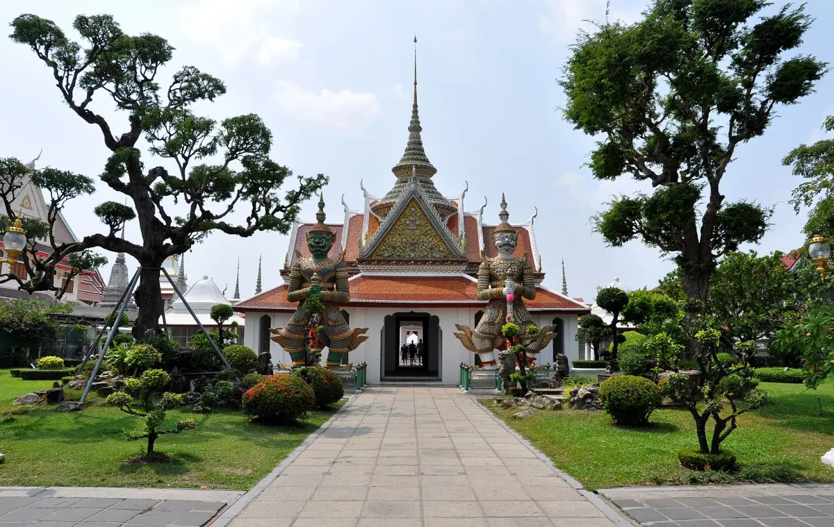 Entrance path to the ordination hall