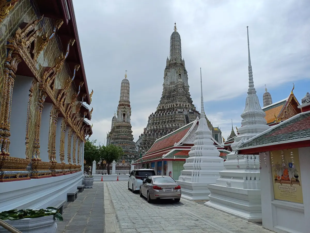 Walkway towards the central prang