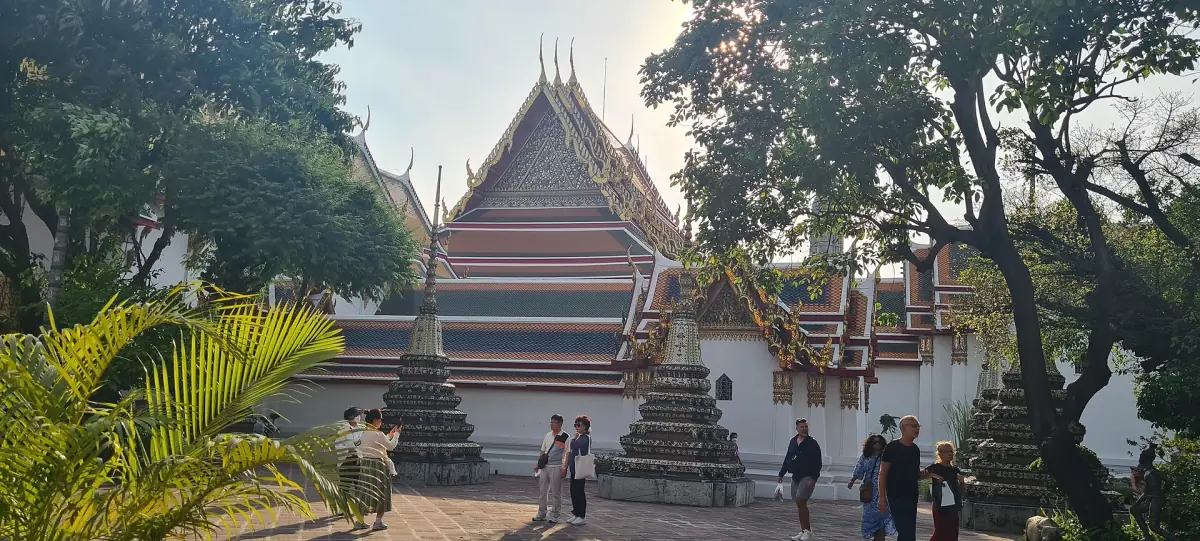 Cloister wall and small chedis at Wat Pho